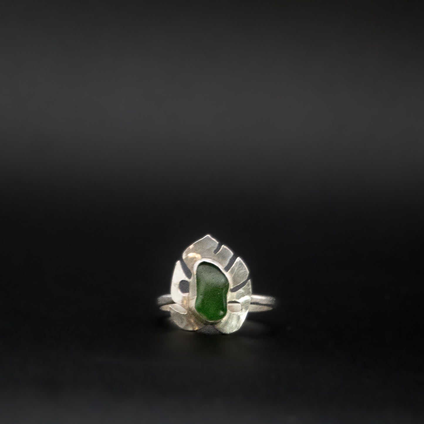 Genuine Sea Glass Monstera Ring | Hammered Sterling Silver | Size 7.5